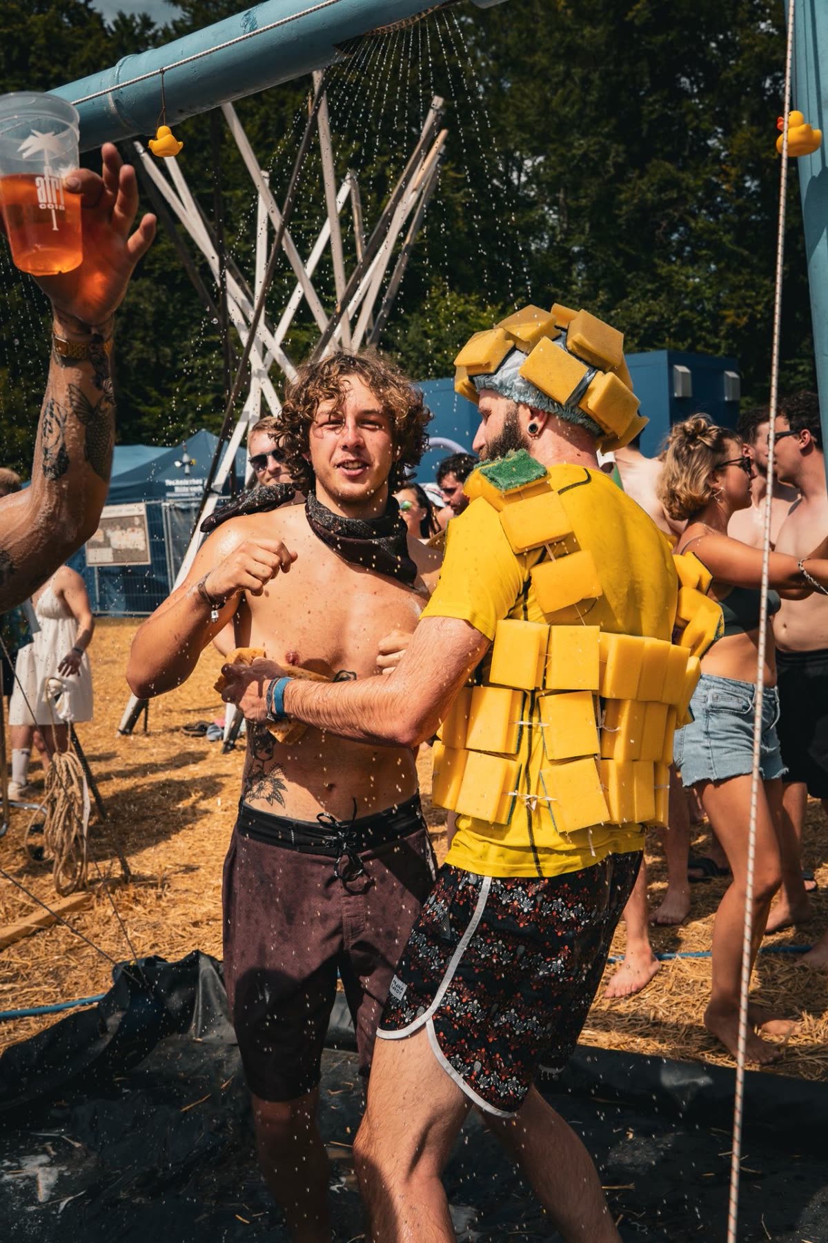 Menschliche Waschstraße beim 2Takt Festival